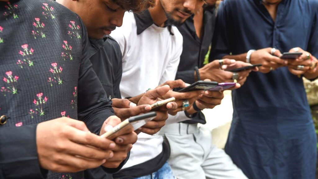 Indians spend hours on Smartphone