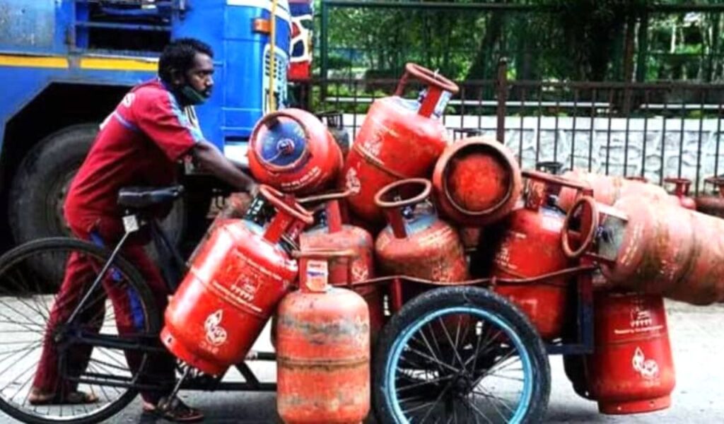 महंगा हुआ गैस सिलेंडर(LPG Price)