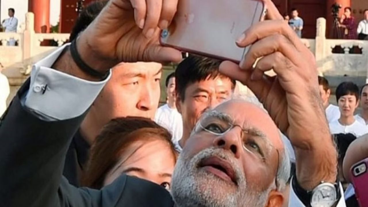 Which Phone Modi use