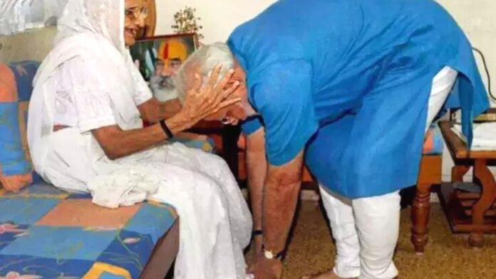 PM Modi Touching feet of her Mother